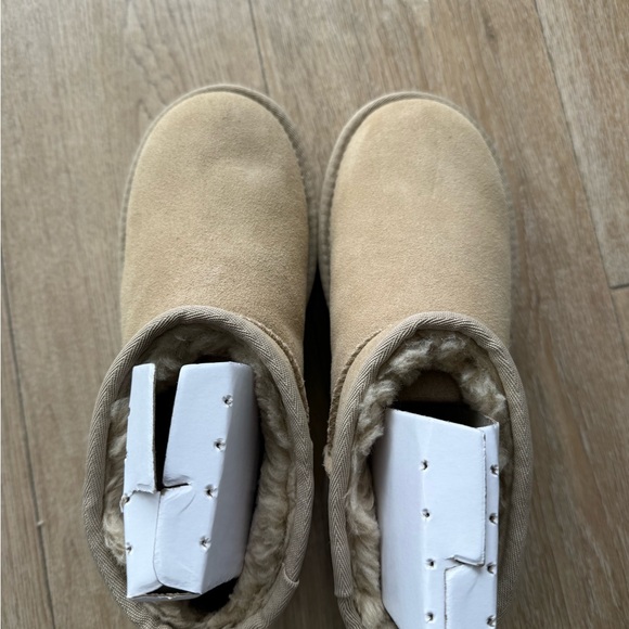 UGG Classic Ultra Mini Platform Boots - Picture 6 of 9